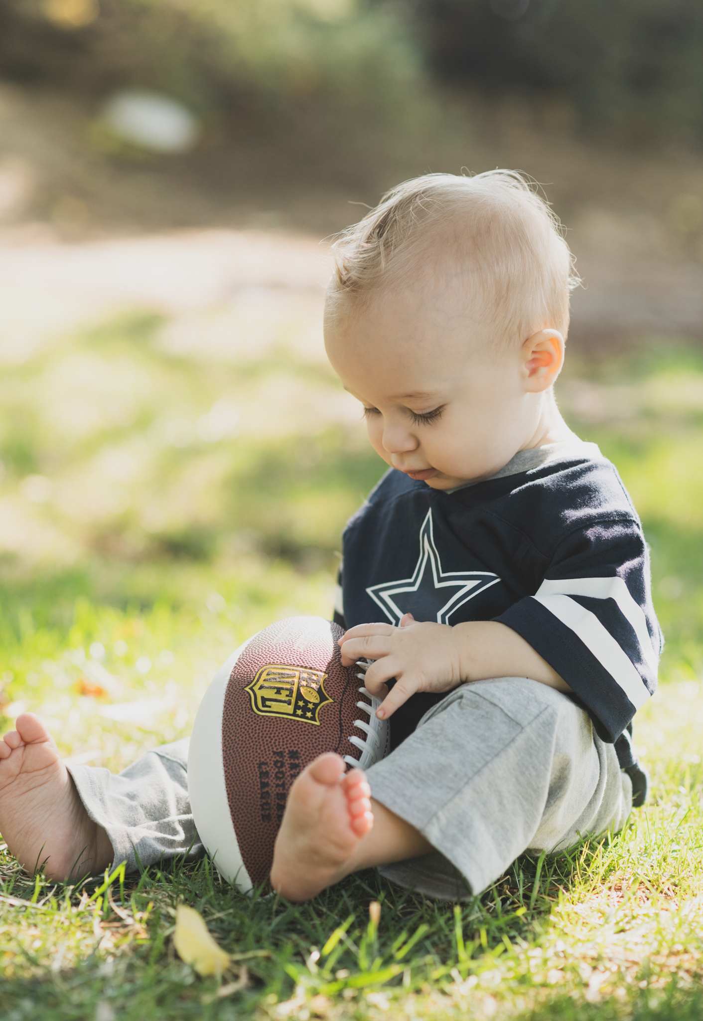 Light and airy portrait of a baby’s first birthday cake smash photoshoot shot in lake los angeles california in los angeles county. baby boy is smashing cake between his fingers and smiling at the camera of the high deserts best family photographer